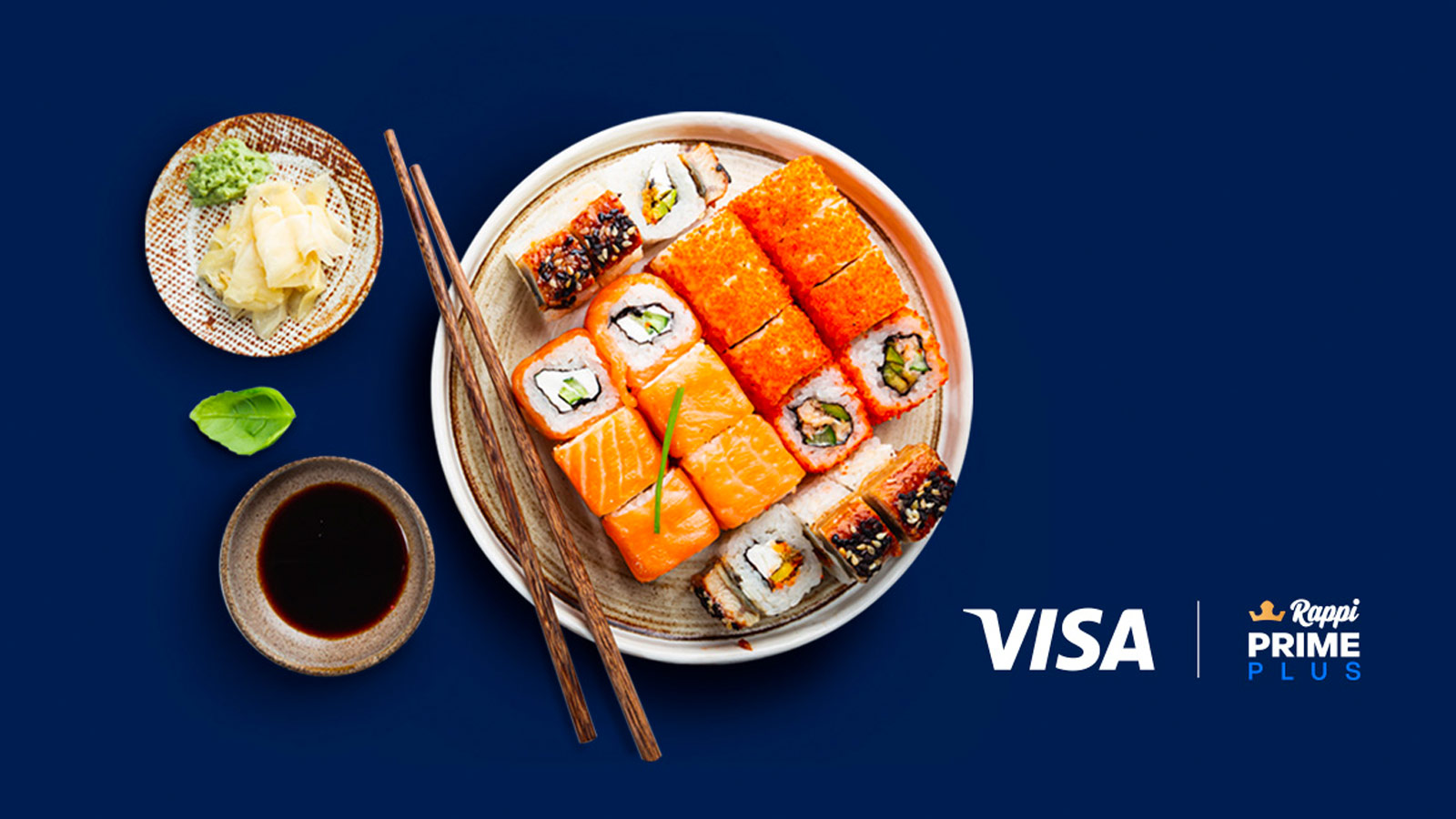 Plato de sushi con salsas y acompañamientos con logo de Visa y Rappi Prime Plus