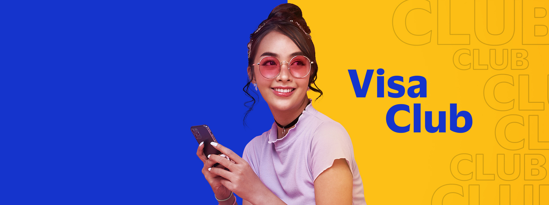 Chica sonriendo con celular