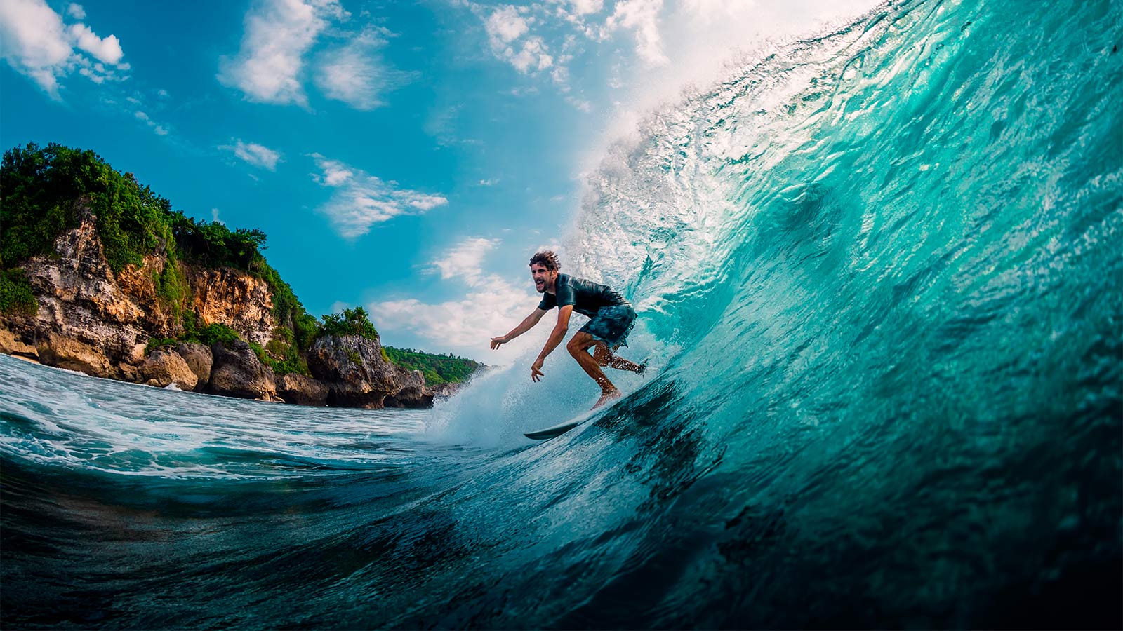 Hombre surfeando en el mar durante el verano