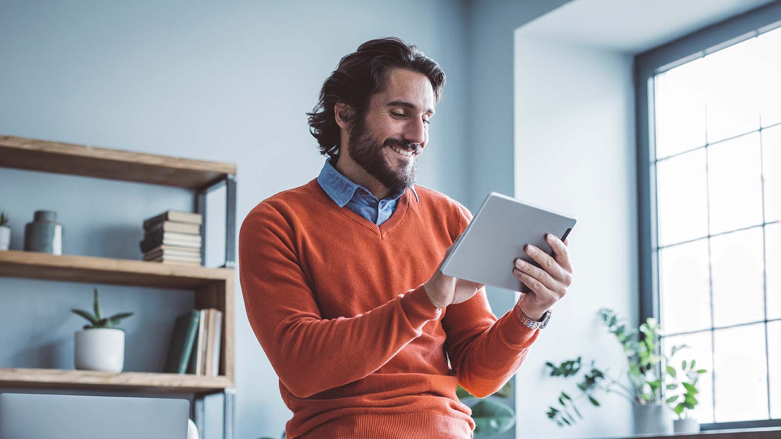 Hombre sonriente usando tablet