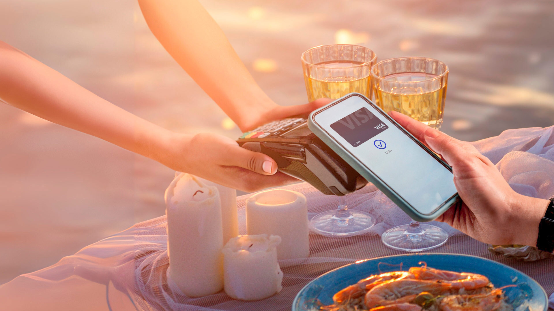Pagando con contactless en un restaurante