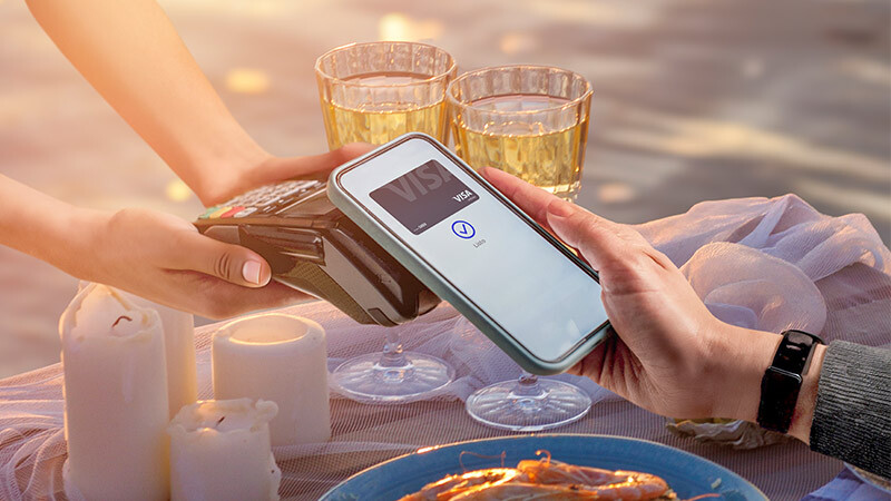 Pagando con contactless en un restaurante