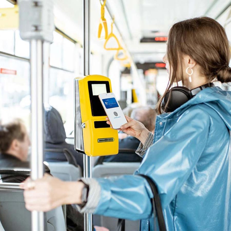 Mujer pagando con contactless en el transporte