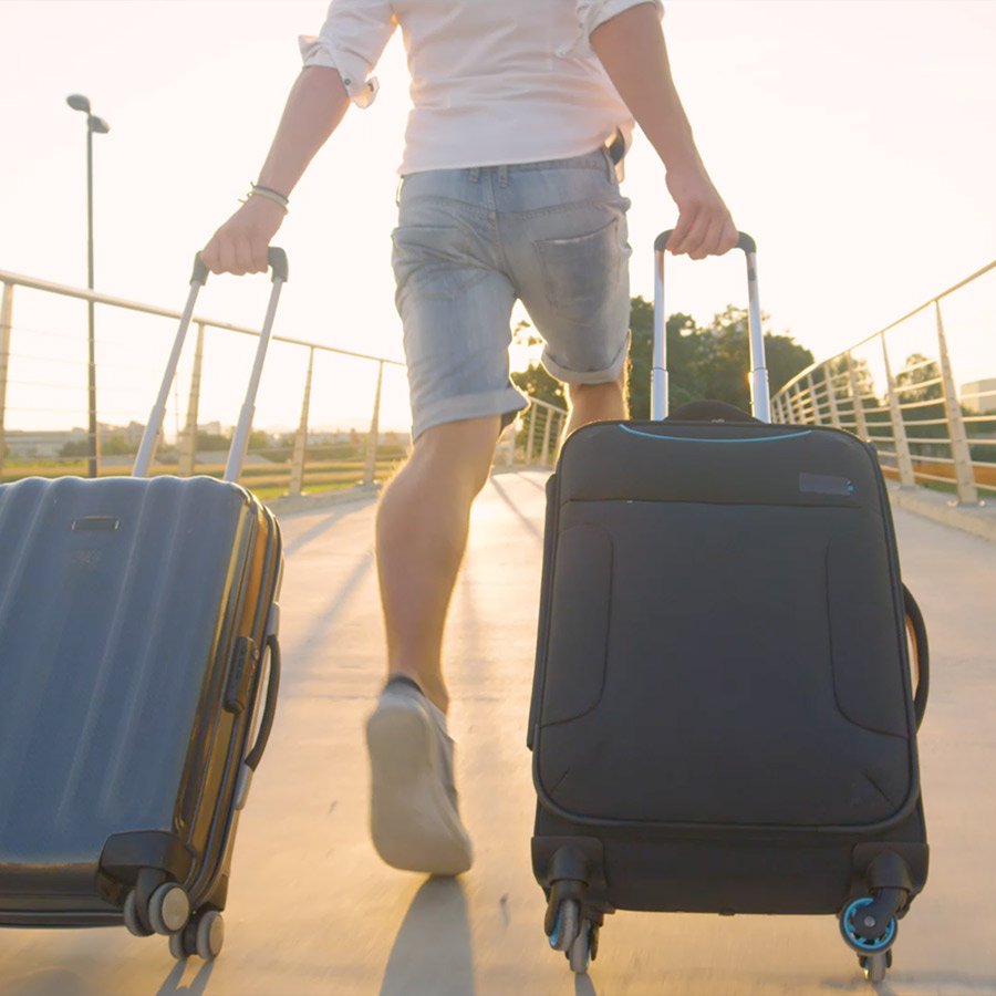 Captura de video en donde un hombre está llevando dos valijas