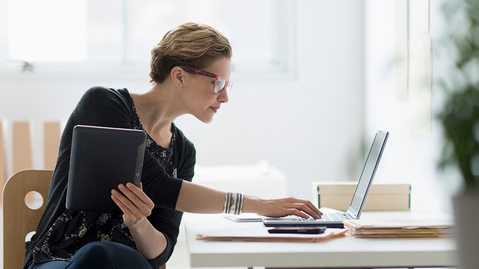 mujer trabajando frente a su computadora