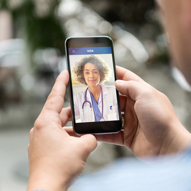 Hombre realizando una consulta a Visa Médico Online desde su celular