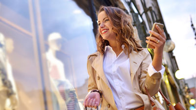 mujer sonriendo saliendo de compras