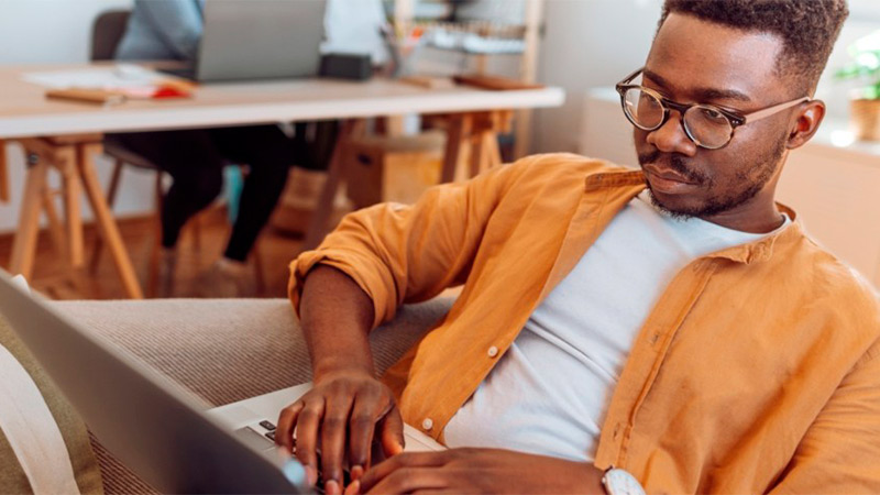 Hombre con computadora