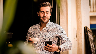 Hombre con el celular