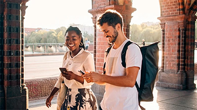Hombre y mujer sonriendo con el celular